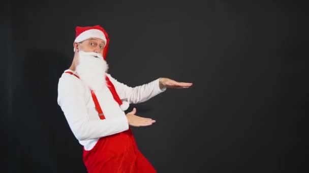 Estilo engraçado amarelo de Papai Noel, homem sênior de Natal, pessoas divertidas. Barbudo caucasiano, sorriso dança alegremente em um fundo preto — Vídeo de Stock