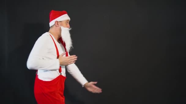 Santa Claus comida amarilla tradición grasa invierno envejecido, traje barbudo maduro, sonrisa baila alegremente sobre un fondo negro — Vídeos de Stock