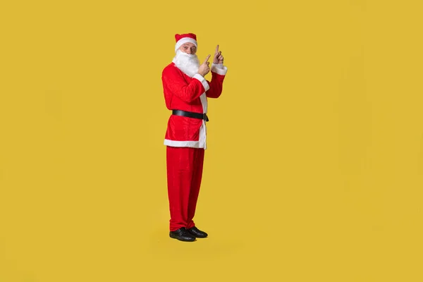 Święty Mikołaj żółty jedzenie szelki tradycja Boże Narodzenie rok starszy, kostium stary. kapelusz brodaty Dojrzałe, świętować pokazuje się — Zdjęcie stockowe