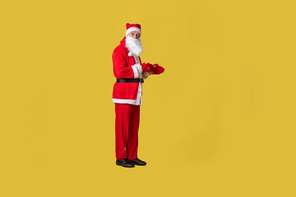 Santa Claus estilo amarillo, gordo navidad rápida hombre divertido feliz. Tiempo Manos hacia adelante muestra —  Fotos de Stock