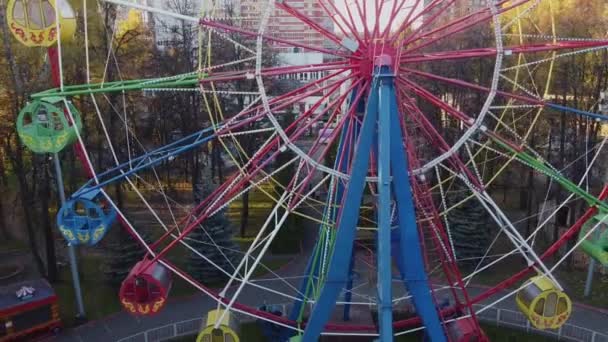 Rueda quadcopter parque círculo, carnaval diversión vuelta redonda, acción. Ferris colorido, vista superior atracción turística de fondo — Vídeo de stock