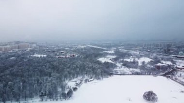 Tsaritsyno Moskova Rusya manzarası, gökyüzü ağacı soğuk arka plan, güneş ışığı turizmi. Mavi takım, rezerv