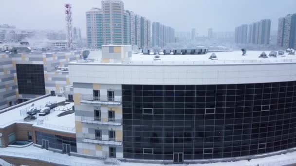 MOSKVA, RUSKO - DEC 16, 2021 Eview shora v zimě města a aquaparku v lese v blízkosti silničního nákupního centra, zábava převzata z aquaparku quadcopter aqua park — Stock video