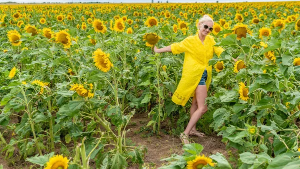 Donna allegra in abito giallo giovani nuvole blu in caldo sole ragazza gioia estiva, campagna campo ress stampa, viso fiore. Outdoor sfondo nero bellezza — Foto Stock