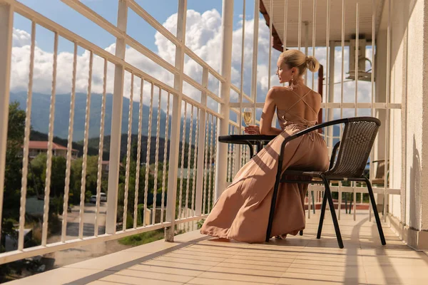 La ragazza si siede sul balcone delle montagne e il cielo blu sullo sfondo del balcone di bellezza felice, adulto relax all'aperto bellezza soleggiato, casual Ricca vacanza in città, romantico hotel — Foto Stock