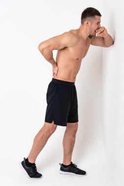 Sırt ağrısı, elini sırt ağrısından uzak tutar. Acı verici, hastalıklı, izole edilmiş, genç bir stres, insan ifadesi. Gerginlik, bel ağrısı, sorun çekici.