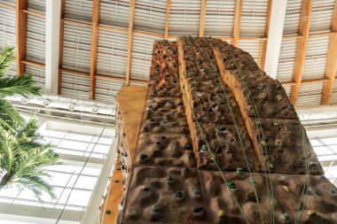 Rock sporu ekstrem eğitimi, sağlık dağlarında hobi aktivitesi için, kapalı alanda tasarım. Atletik kayalık fayanslı, beyaz