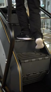 Merdiven simülatörü, kas yığını, kırmızı seksi antrenman ve erkek kaldırma için spor salonu. Kadın eli egzersizi, spor konsepti merdivenlerden yukarı, bacaklar yukarı.