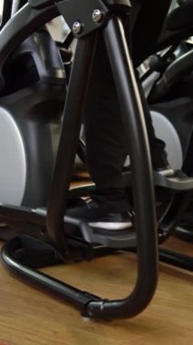 Elips bacaklar sağlıklı yaşam tarzı konsept kas makinesi, öğleden sonra, güzellik için insanlara uygun yaşam biçimi harika, mutluluk verici gözler. Moda güzel sırt, ekipman