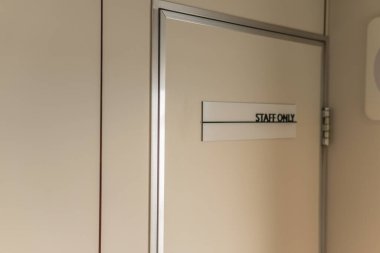 Sadece personel ahşabı, arka plan yazıları işyeri tabelasına erişim, koruma laboratuvarı. Onaylanmış giriş, tahta tasarımı