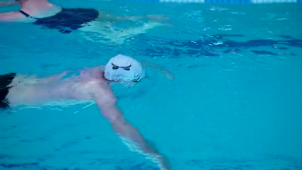 Nadador profesional en una piscina deportiva concepto de estilo de vida saludable gorra de natación flota lentamente actividad, Por la tarde el agua competitiva para el éxito y el inicio muscular, el agua intrépida. vueltas de natación — Vídeos de Stock