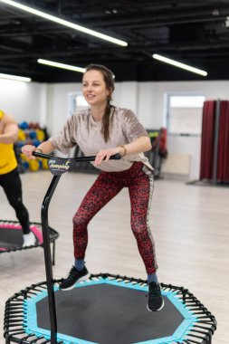 Trambolinde spor yapan kadın ve erkek grubu, fitness antrenmanı, sağlıklı bir hayat, trambolin grubu batut eğitmeni sağlıklı bir konsept.