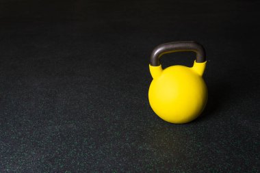 Sarı kettlebell spor salonu güçlü güç, demir için kopyalama spreyi ağır antrenman ve spor arka planı, antrenör siyah. Vücut geliştirici, nesne