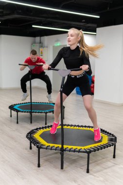 Trambolinde bir kadın ve erkek grubu, spor antrenmanı, fitness eğitimi, sağlıklı bir hayat - trambolin grubu batut eğitmeni sağlıklı bir konsept, kadın takımından spor beden, sağlık giyimi