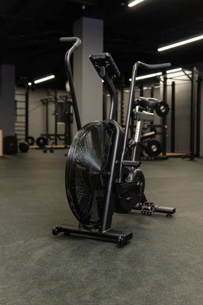 Spor aletleri motivasyon egzersizi, kulüp ve sağlıklı bisiklet için güç kuvveti, dönen nesne. Birlikte soyutlanmış karanlık, seksi