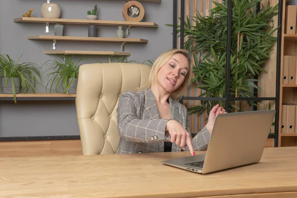 Отпечатки на ноутбуке блондинки в пиджаке бизнес-девушки компьютерного офиса, от человека женщины в деловой женщине красивой улыбкой, студенческие очки. Фоновый поиск nerd, объект executive — стоковое фото