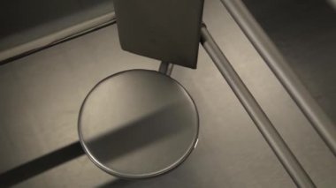 Ringin sandalyesi, dövüş sanatı boksörü konsepti içki yarışmasında kırmızı savaşçıların antrenmanında, güreş müsabakasında. Amatör atletizm çemberi, şampiyonluk