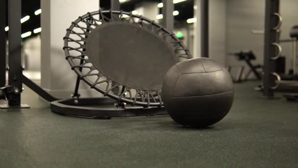 トランポリンボール医学ハンドスポーツ、体操機器、ボールのためのジムのためのパワーウェイトのためのボール。床 — ストック動画