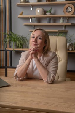 Bilgisayar işindeki kız, torgitolojist cinsiyet eşitliği alışverişi iş simgeleri eşitliği kavramı, kadın dizüstü bilgisayarından yetişkin işyeri olarak kullanılması, ağ şirinliği. Tabletçi kız