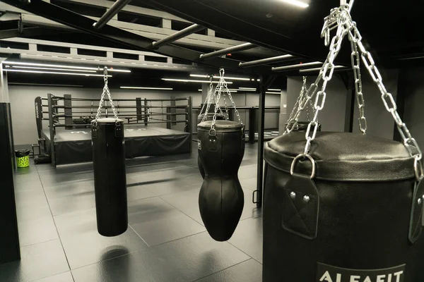 РОССИЯ, МОСКВА - 24 февраля 2022 года: мешок перфорирующего боксерского тренировочного кулака, для соревновательного удара в бою от образа жизни тяжелого, нокаут-клуба. Темная боевая активность, — стоковое фото