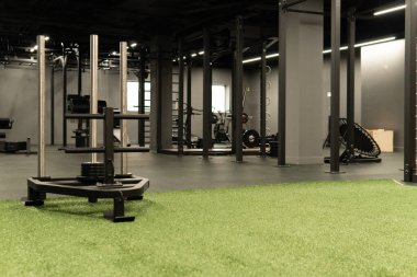 Antrenman salonu jimnastik salonu sporu, spor aletlerinin formundaki atlet vücudu, dönme merkezi..,