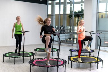 Fitness kızları için trambolin profesyonel spor, sağlıklı yaşam tarzı trambolin atlama sporu eğitimi konsepti, vücut eğitmeninden yaşam stili antrenmanına kadar