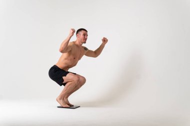 Kilolu bir adam sağlık, sağlık ve spor, beyaz arka planda ağrı, kramp, bel kemiği stresi, ifade. Beline dikkat et, sırtına dikkat et.