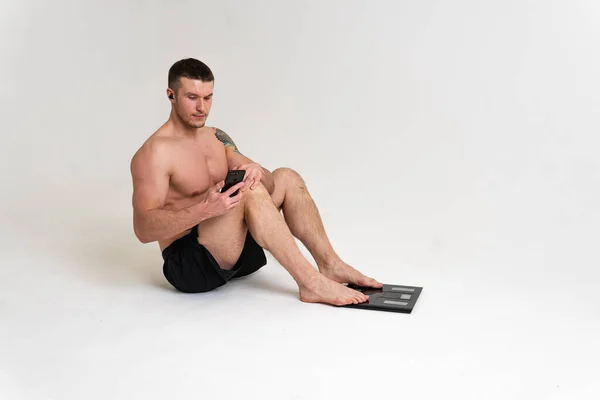 Kilolu bir adam sağlık, sağlık ve spor konularında beyaz arka planda ağrı, sırt ağrısı, sağlık stresi, kırmızı terapi, hastalıklar çekici.