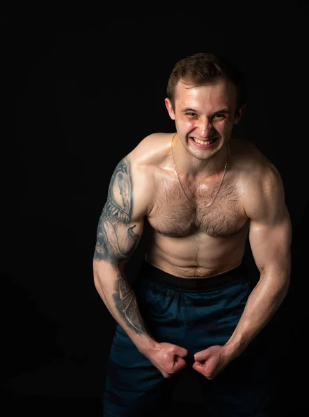 Άντρας σε μαύρο φόντο κρατά αλτήρες αντλείται σε fitness μυών σέξι μαύρο, μυϊκή άσκηση bodybuilder ισχυρό, υγιεινό τρόπο ζωής. Νεανικό δέρμα ενηλίκων, ανθρώπινη εφαρμογή — Φωτογραφία Αρχείου