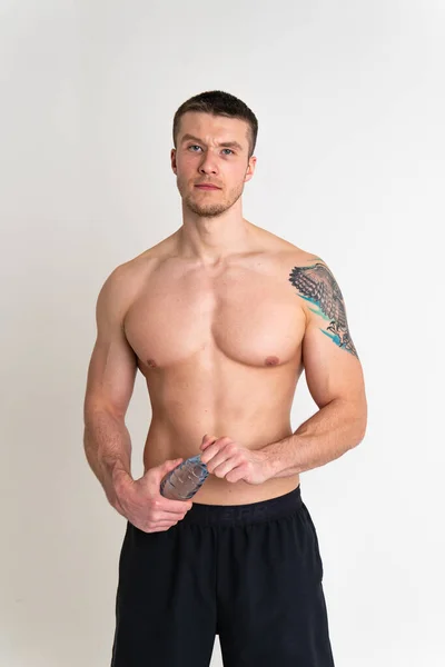 Αρσενικό πόσιμο νερό fitness αντλείται με μια πετσέτα σε λευκό φόντο απομονωμένη γυμναστήριο αθλητής πίνουν αρσενικό εκμετάλλευση ενηλίκων, σπάσει Πετσέτα ρυθμό αντιγραφή, καυκάσιος ένας μυς — Φωτογραφία Αρχείου