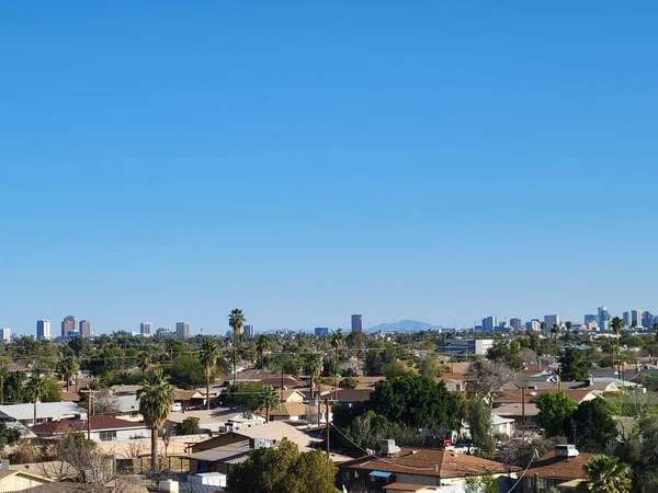亚利桑那州的首府菲尼克斯 从太阳谷西部的一个屋顶上看 — 图库照片