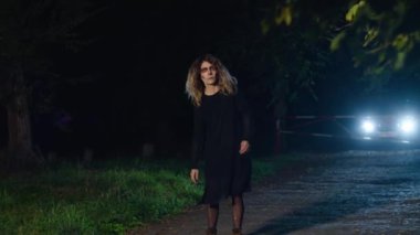 Korkunç kadın kameraya bakar, karanlıktan çıkar..