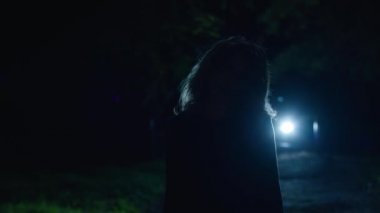 Korkunç kadın kameraya bakar, karanlıktan çıkar..