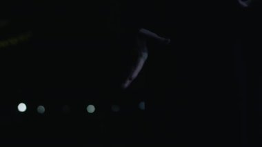 Korkunç kadın kameraya bakar, karanlıktan çıkar..