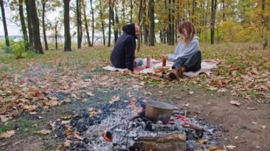 Mutlu sonbahar çifti sonbahar mevsiminde eğleniyor.