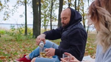 Mutlu sonbahar çifti sonbahar mevsiminde eğleniyor.
