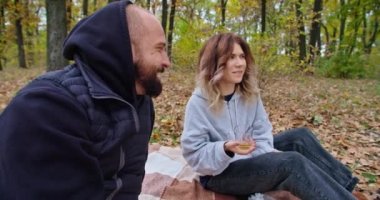 Mutlu sonbahar çifti sonbahar mevsiminde eğleniyor.