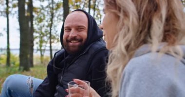 Mutlu sonbahar çifti sonbahar mevsiminde eğleniyor.