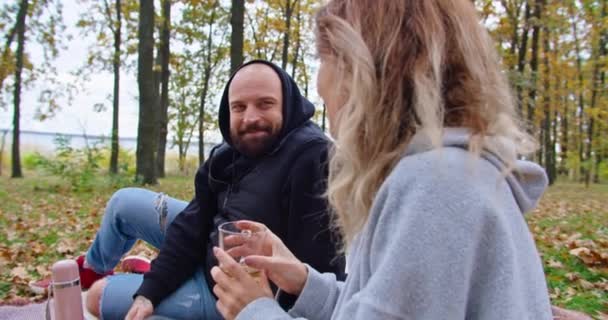 Feliz otoño pareja divirtiéndose en otoño temporada — Vídeo de stock