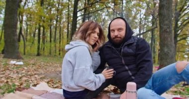 Mutlu sonbahar çifti sonbahar mevsiminde eğleniyor.