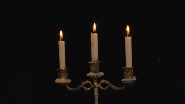 3 bougies allumées dans un chandelier. Boucle à utiliser comme fond ou illustration pour des souvenirs ou des célébrations. Le vent éteint la flamme La flamme éternelle. — Video