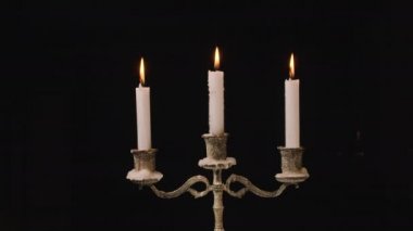 Şamdanda yanan 3 mum. Arkaplan olarak kullanılacak döngü ya da anılar ya da kutlamalar için illüstrasyon. Rüzgar alevi söndürecek Sonsuz alevi.