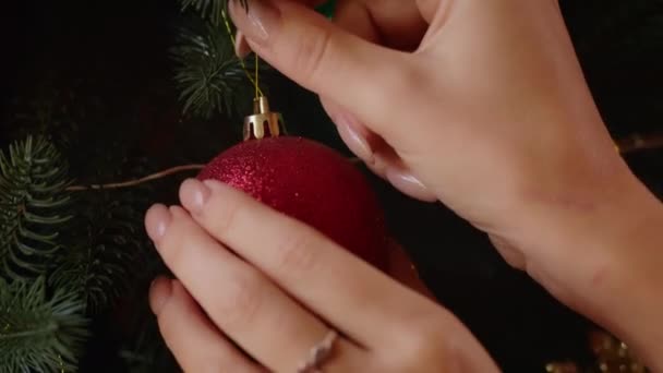 Damskie ręce ozdobić choinkę z zabawek w hotelu, kobieta przygotowuje się do świąt Bożego Narodzenia. — Wideo stockowe