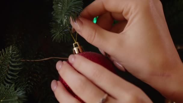 Женские руки украшают елку игрушками в отеле, женщина готовится к рождественскому празднику. — стоковое видео