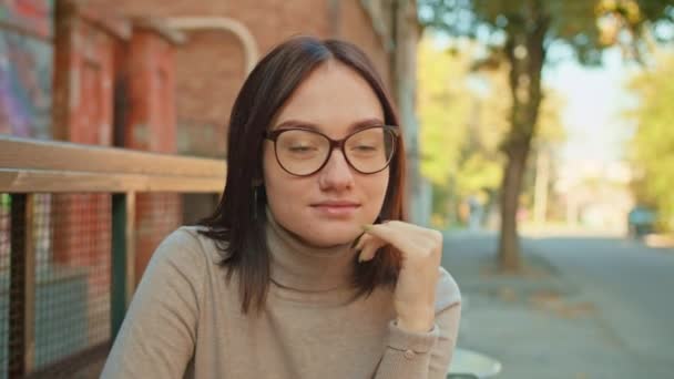 Femme souriante se détendre dans la rue un jour d'automne — Video