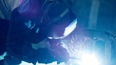 Ağır sanayi, kaynakçı araba tamiri için metal parçaları kaynaklıyor