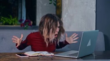 Masadaki defterle çalışan kadın.