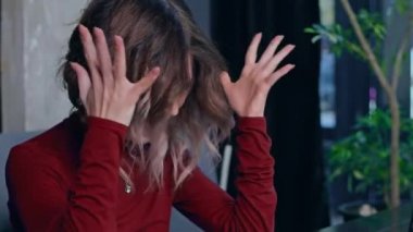 Masadaki defterle çalışan kadın.