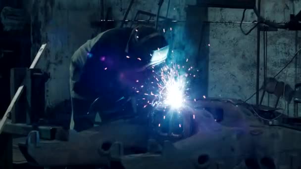 Schwerindustrie, Schweißer schweißt Metallteile für die Autoreparatur — Stockvideo