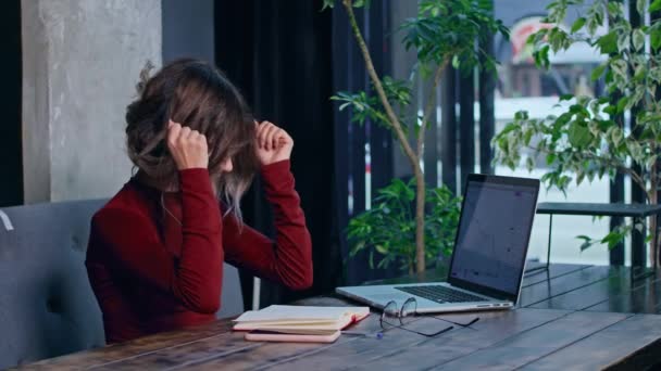 Wanita yang bekerja dengan notebook di meja — Stok Video